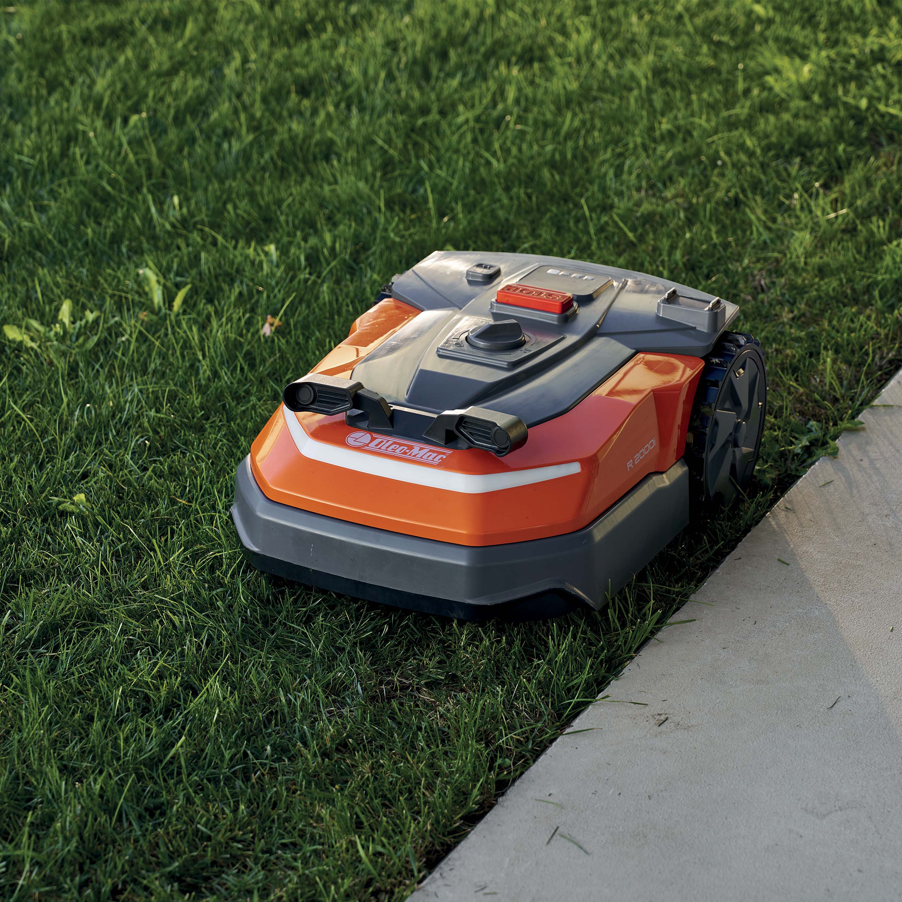oleo-mac-r2000i-robot-de-tonte-connect-jusqu-2000-m image 4